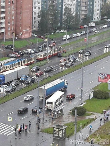 Машина врезалась в трамвай на пересечении Косыгина и Наставников