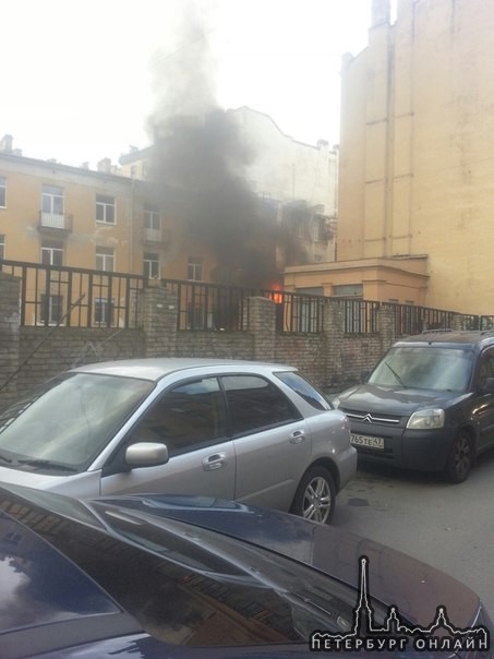 6 пожарных расчетов перекрыли басков переулок между Радищева и Виленским ,