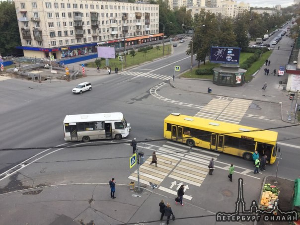 На перекрестке Новосибирской и Ланского встретились автобус и маршрутка. Второе ДТП за сутки на этом...