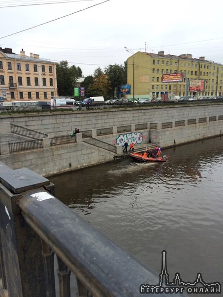 На Обводном канале возле Борового моста, спасатели достали из воды тело мужчины, рядом стоит девушка...