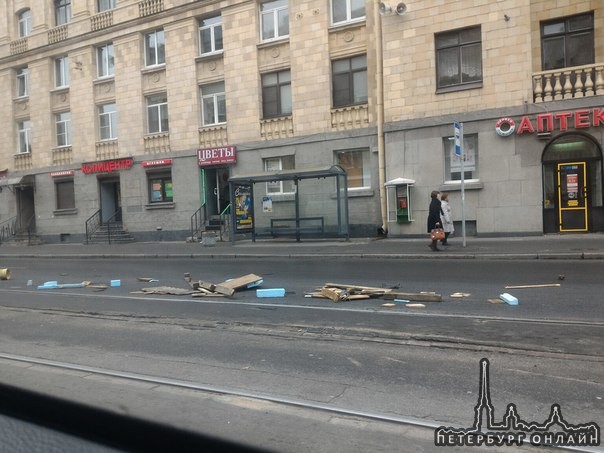 На Светлановской площади в самом начале второго Муринского, грузовик высыпал строительный мусор,