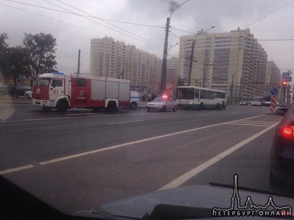 Сразу за перекрёстком Ленинский/Доблести, в сторону метро, стоят бригады пожарных, скорой и полиции....