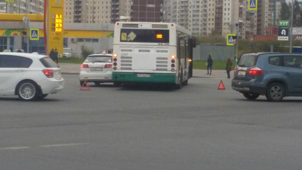 ДТП на пересечении Долгоозерной и Королева. Автобус и учебная машина. Видимо поворачивая и Парашютно...