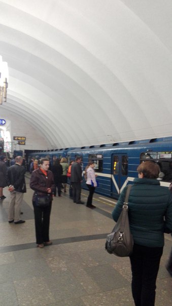 На ст.метро Черная речка на въезде в тоннель застрял поезд. Службы метрополитена говорят только о то...