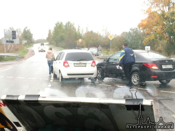 Не уступил и поцеловал в бочину. Затруднено движение, ДПС на месте Перекресток Низино в сторону Пет...