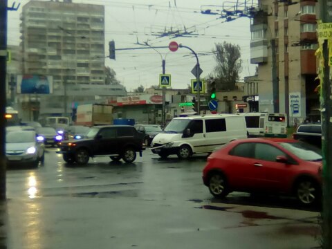 Перекрёсток Зины Портновой и Ленинского пр. Нива и Ford Transit.