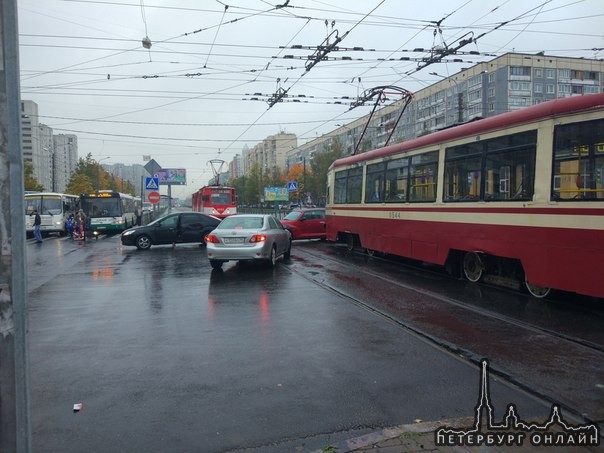 Перекресток ул Есенина и пр Просвещения, ДТП с участием трамвая и автомобиля. Трамваи стоят в сторон...