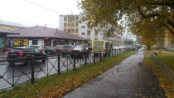 Lancer ударил маршрутку на Полюстровском пр. напротив одноименного рынка в сторону Замшиной улицы . ...