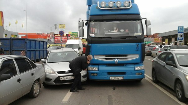 Футчка 14. Фура Renault и Ford притерлись.