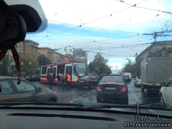 Московский проспект и Благодатная ул., хендай не проскочил, трамваи стоят.