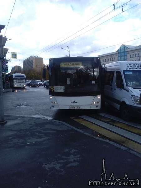 Новоизмайловский Бассейная... Троллейбусы стоят в сторону Ленинского...