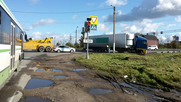 Фура ушла в канаву, но не сильно на Московском шоссе, в районе Ям - Ижоры.