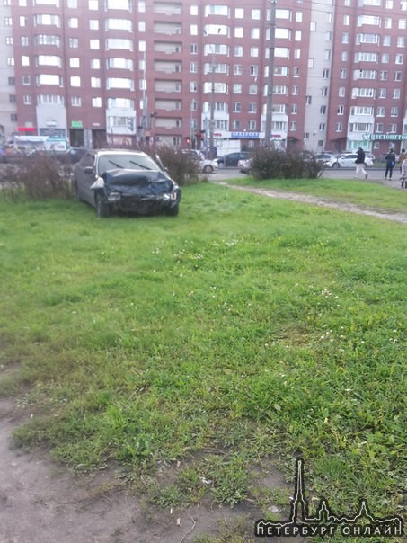Авария на перекрестке Ленинский проспект и ул. Котина. Машину вынесло на тротуар и газон.