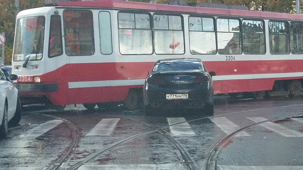 Infiniti приехал в трамвай пересекрестке Комсомола и Академика Лебедева