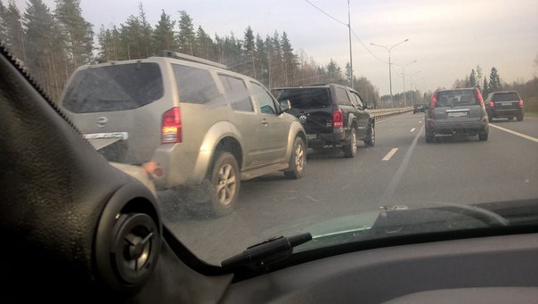 На Приморском шоссе в сторону города паровоз 5 машин, через пару километров еще 2ое почти у сьезда ...