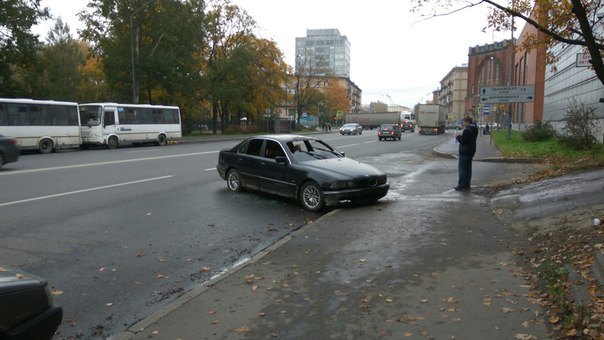 Машина блогера Ярослава Ефремова на Бабушкина стоит сгоревшая, проезду не мешает