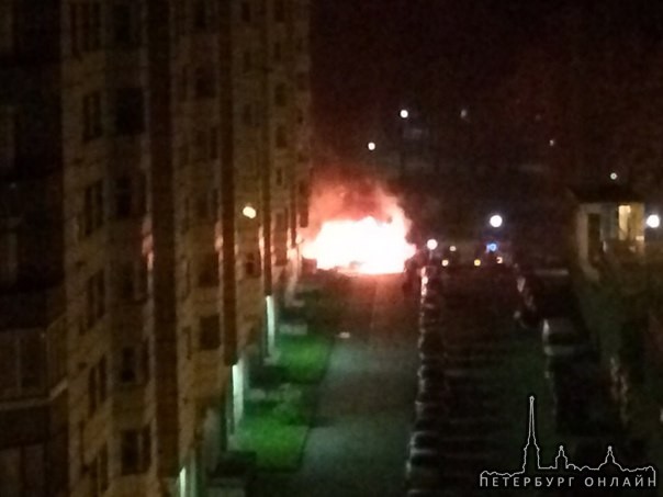 На пр. Обуховской обороны 197 сгорели как минимум три авто. Рядом с рестораном Куракина дача.