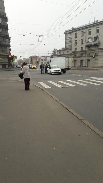 Водители Газели и Volkswagenа не могут понять, кто прав кто виноват))) на пересечении Васенко и Кон...