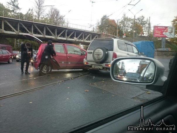 Три машины столкнулись на перекрестке 1-ого Муринского Харченко и Полюстровского, трамваи к площади ...