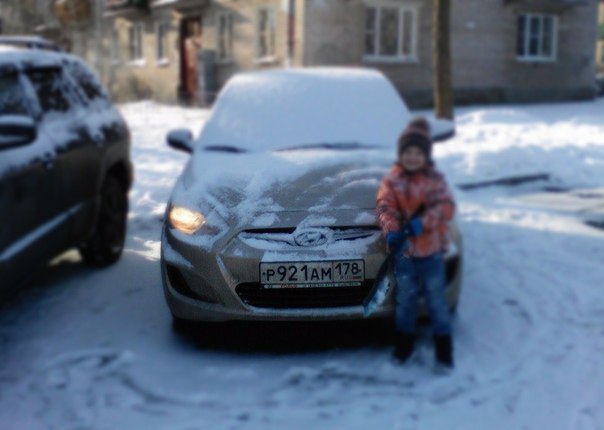 1 октября со двора дома 35 по Павловскому шоссе города Пушкина угнали автомобиль Hyundai Солярис