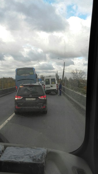 Маршрутчик "меняет" колеса на Мосту..В обе стороны пробки,обьезжайте кто как может..(кто едет в крас...