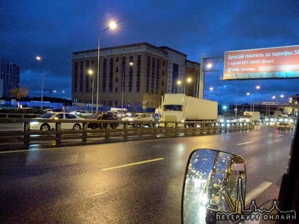 Перед Дунайским путепроводом, в сторону Софийской.