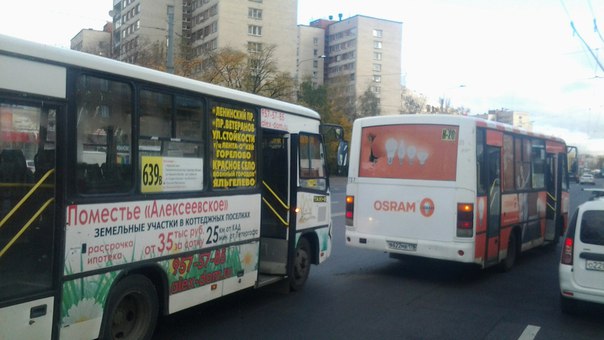Маршрутки бъются за клиентов на остановке перекрестка Ветеранов и Лёни Голикова