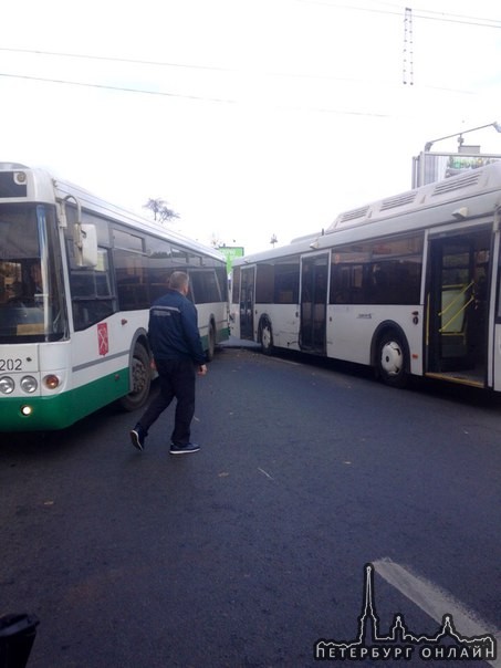 У метро Московская два автобуса создали пробку