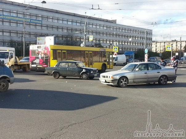 Семерка Жигули и Пятерка BMW столкнулись на перекрестке Салова и Бухарестской. Мешают проезду. Служб...