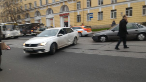 Столкнулись на Кондратьевском. Заняты оба ряда в сторону площади Калинина. Трамваи стоят.