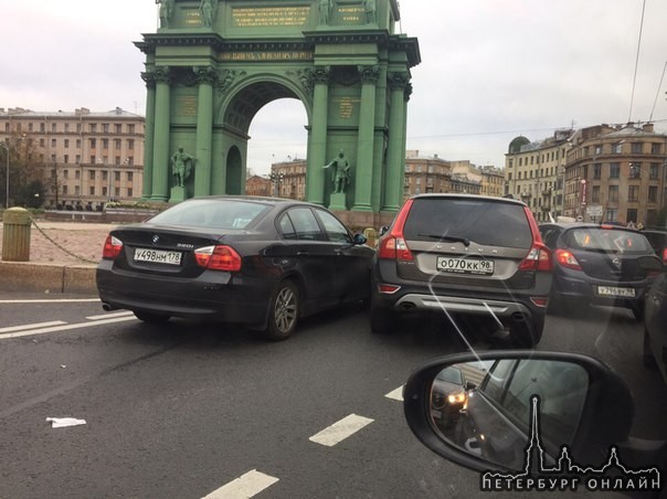 Вольво и BMW притерлись на площади у метро Нарвская, собирается пробка на Стачек