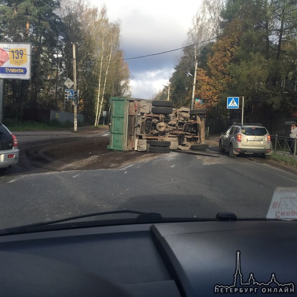 Во Всеволожске на Колтушском шоссе, перевернулся ЗиЛ. Мешает проезду