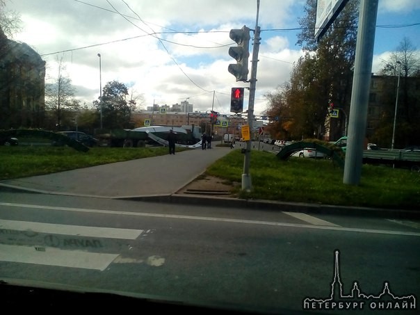 На пересечение Обуховской обороны и Бабушкина на повороте свалились фрагменты моста с грузовика на п...