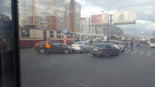 Авария на Проспекте Просвещения, стоят трамваи на время 15.16, не проехать в сторону гран каньона к...