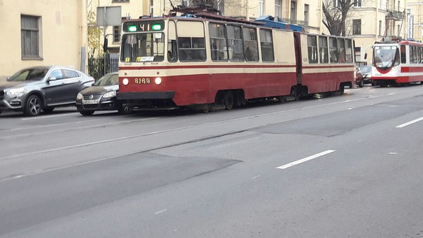 На Старопетергофском д 10 ,обнимашки с трамваем+ремонт Обводного)