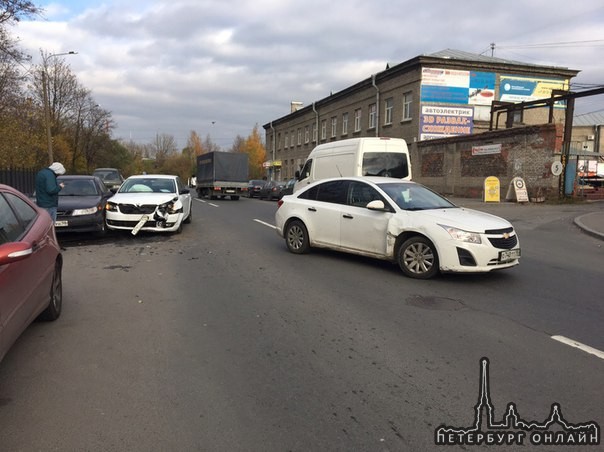 На улице Самойловой дом 7 Шевроле Cruze решил неглядя развернуться прямо передо мной. Проезду мешаем ...