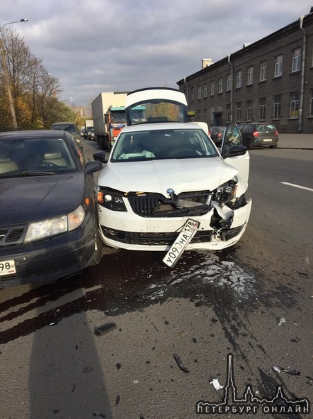 На улице Самойловой дом 7 Шевроле Cruze решил неглядя развернуться прямо передо мной. Проезду мешаем ...