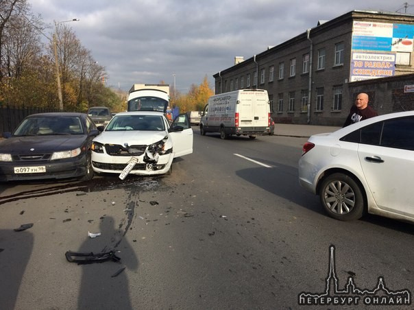 На улице Самойловой дом 7 Шевроле Cruze решил неглядя развернуться прямо передо мной. Проезду мешаем ...