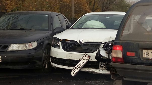 На улице Самойловой дом 7 Шевроле Cruze решил неглядя развернуться прямо передо мной. Проезду мешаем ...