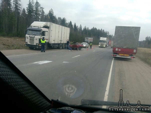 Скандинавия... Водитель жив, пассажиров не было... Говорит что уснул