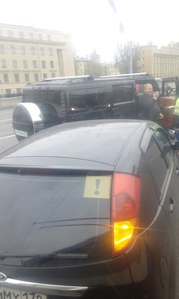Перед мостом Ал.Невского начинающий водитель на Focusе заехал в московский Hummer
