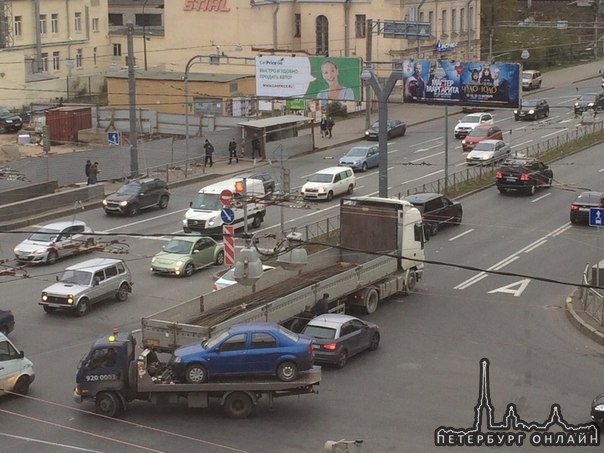 Audi а2 забодала шаланду. Перекрёсток Лесного пр и Кантемировской ул. Будет жуткая пробка.