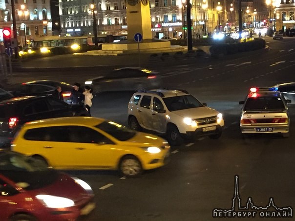 В сердце Петербурга, столкнулись, Duster и Chevrolet,все живы, все в сборе)