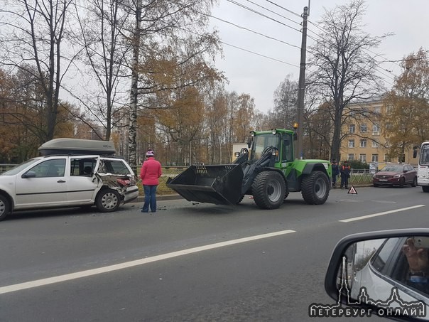 Дорожники зацепили припаркованную на проспекте Мечникова машину. Пробки нет, как и служб...