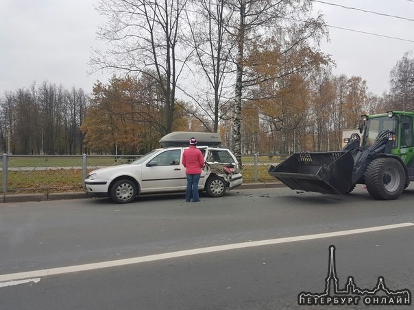 Дорожники зацепили припаркованную на проспекте Мечникова машину. Пробки нет, как и служб...