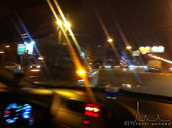 Перекресток Салова и Бухарестская стоит одна Audi, морда подбита, пробки нет, за фото извиняйте)