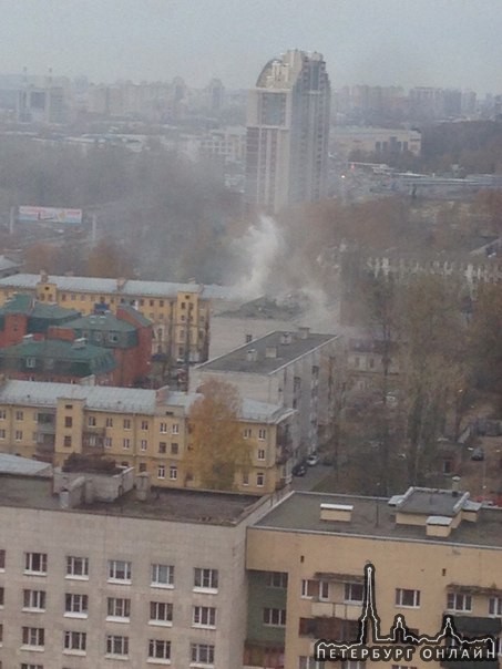 Горит дом во дворе на Kабораторном проспекте. Пожарные машины приехали.