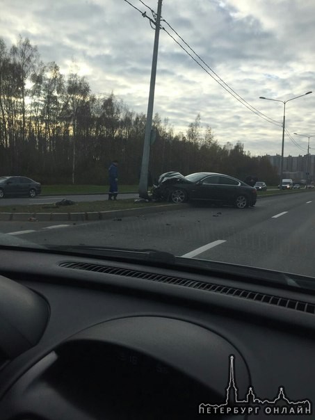 На Северном проспекте около дома номер 12 Ягуар ушатался в столб. Пострадал столб.