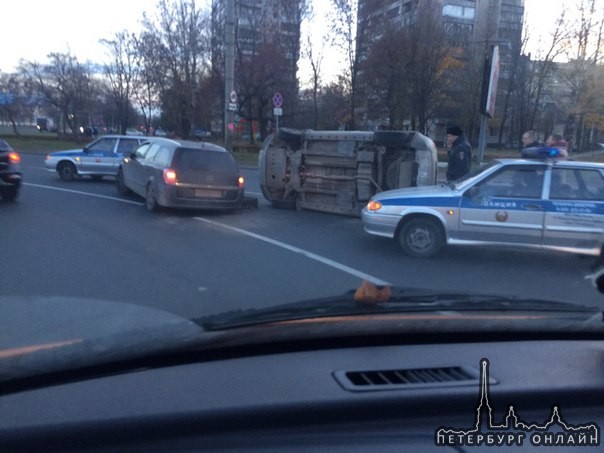 На круге Энергетиков и шоссе Революции столкнулись 4 машины, одна прилегла набок