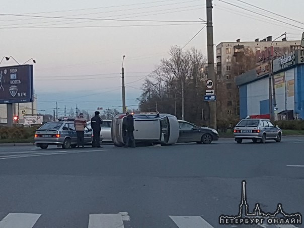 На круге Энергетиков и шоссе Революции столкнулись 2 машины, одна прилегла набок